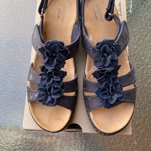 Navy 8.5 Clarks Sandals. Mint condition,Worn once.